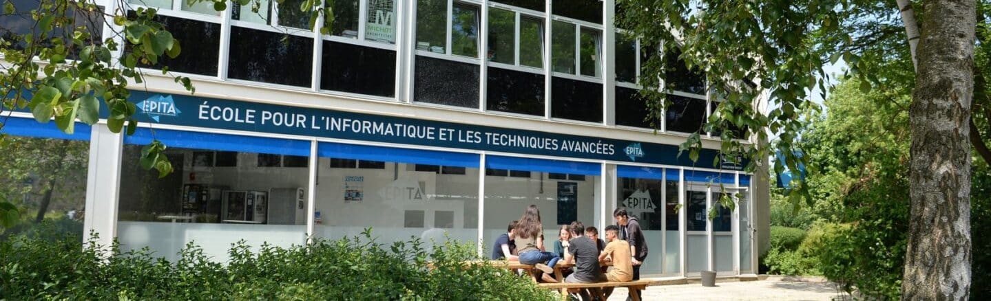 Etudiants EPITA déjeunant en terrasse