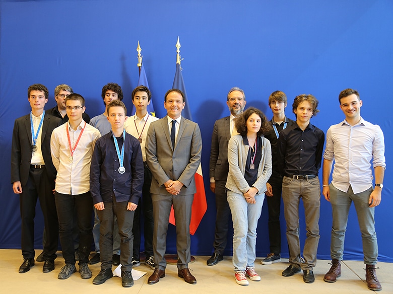 Les équipes des IOI et eJOI, accompagnées par l'association France-ioi, autour du Secrétaire d'Etat et de Joël Courtois