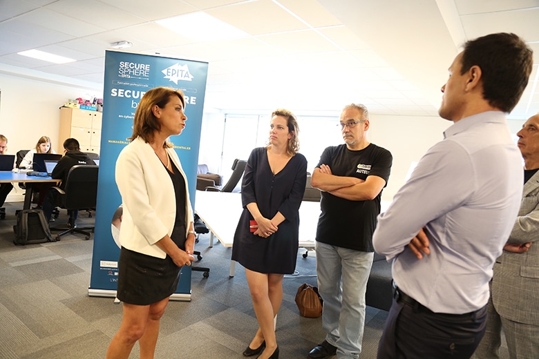 Marie Moin, la directrice de SECURESPHERE by EPITA, devant le Secrétaire d'Etat