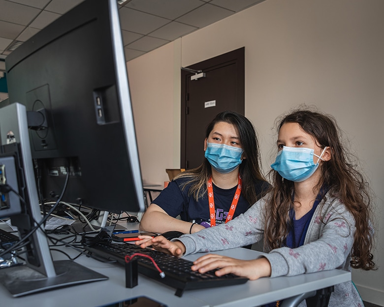 Cet été, plus de 80 jeunes filles ont découvert l’informatique avec GirlsCanCode! 