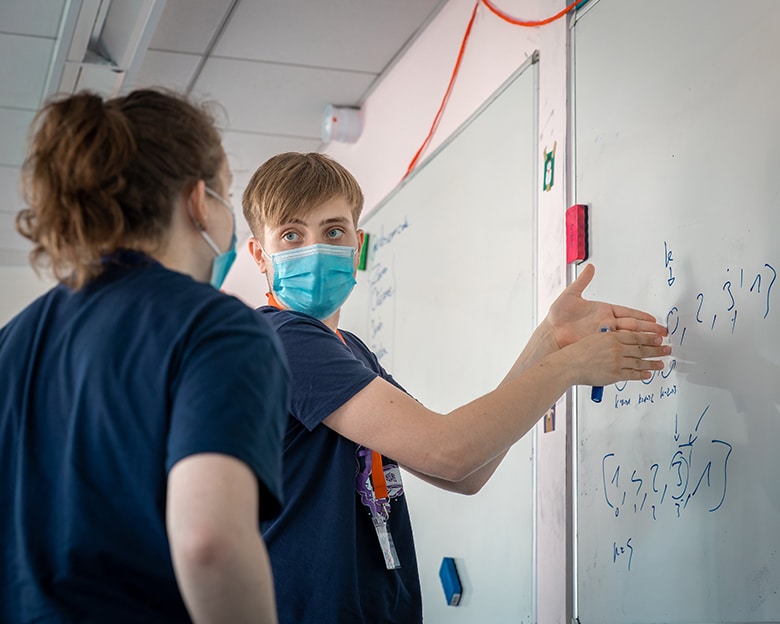 Cet été, plus de 80 jeunes filles ont découvert l’informatique avec GirlsCanCode! 