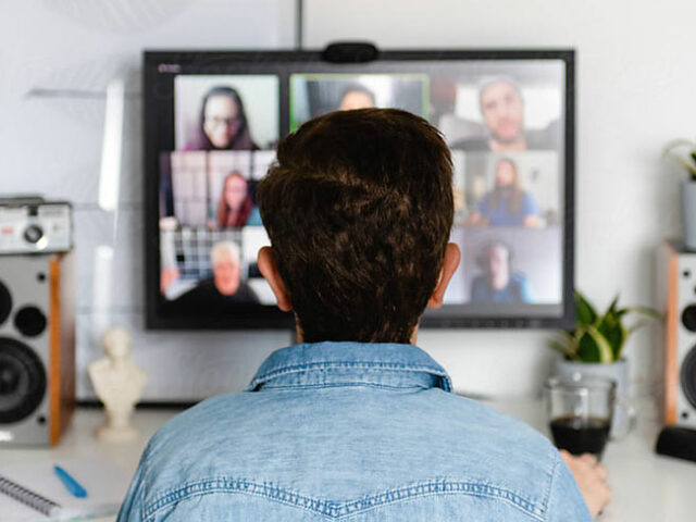 Etudiant participant à une conférence virtuelle