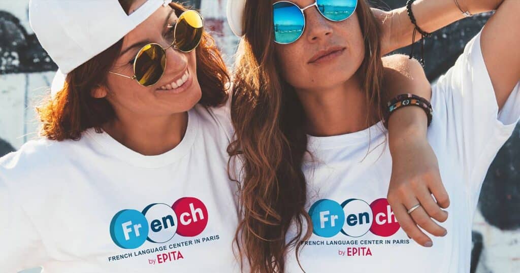 Etudiantes portant le T-shirt French by Epita