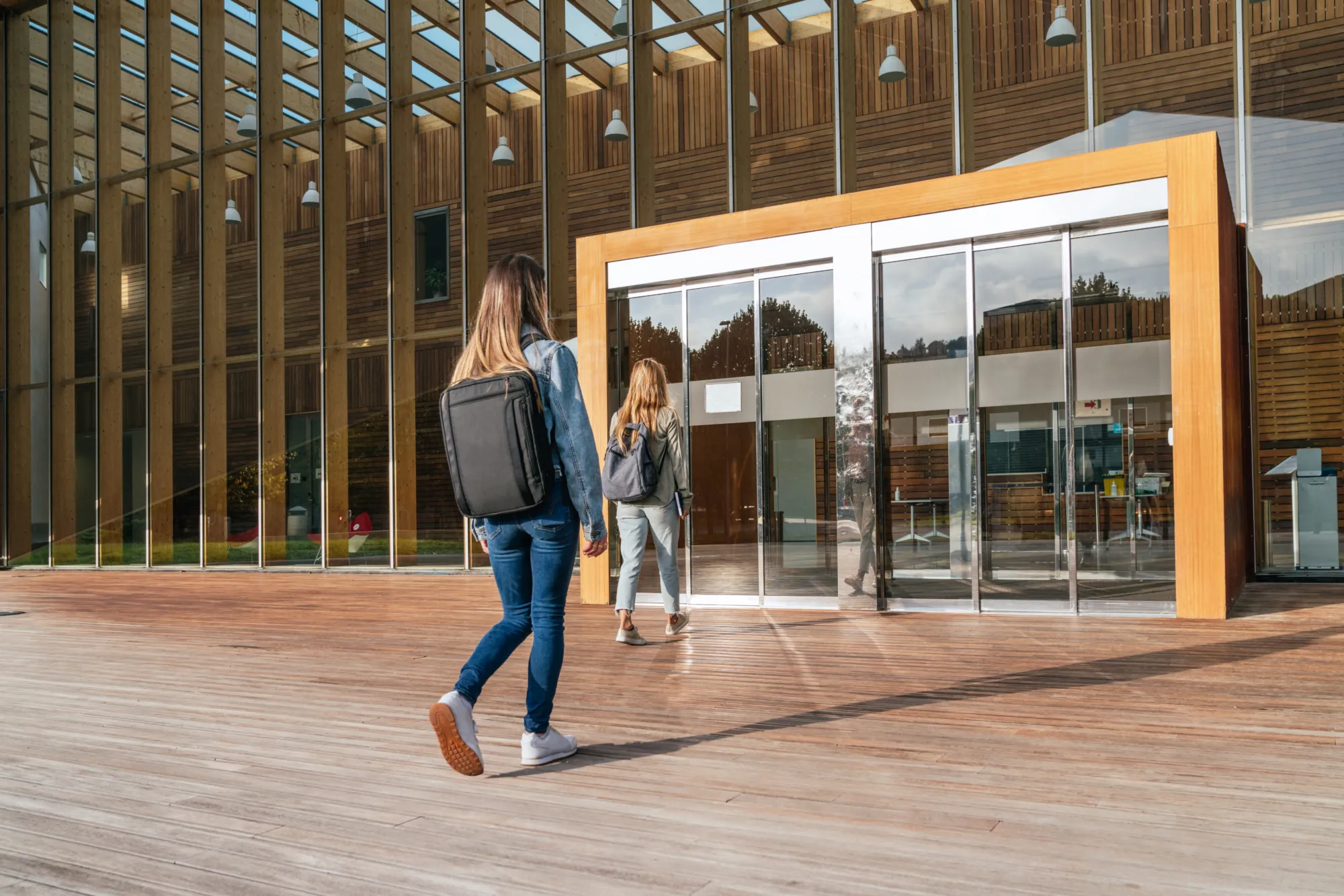 Deux personnes marchant vers l'entrée.