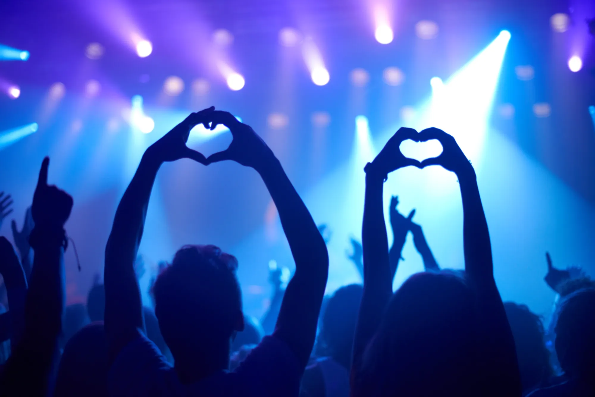 Silhouettes formant des cœurs en concert