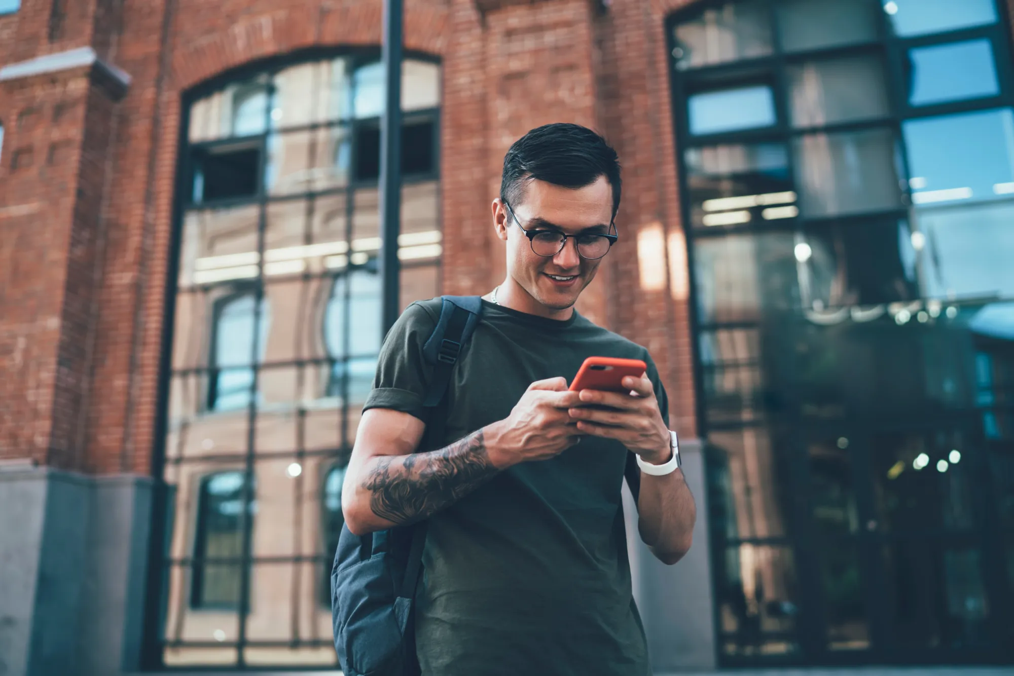 Homme souriant avec un téléphone.
