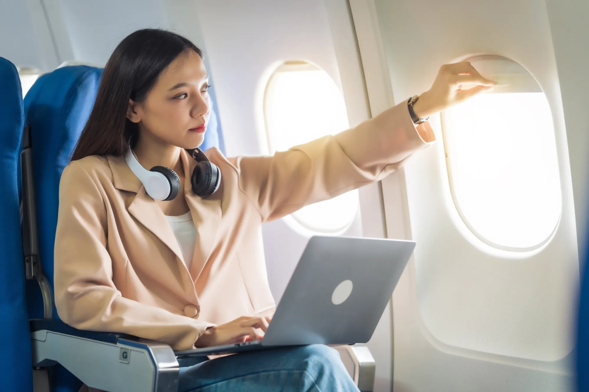 Femme travaillant dans un avion.
