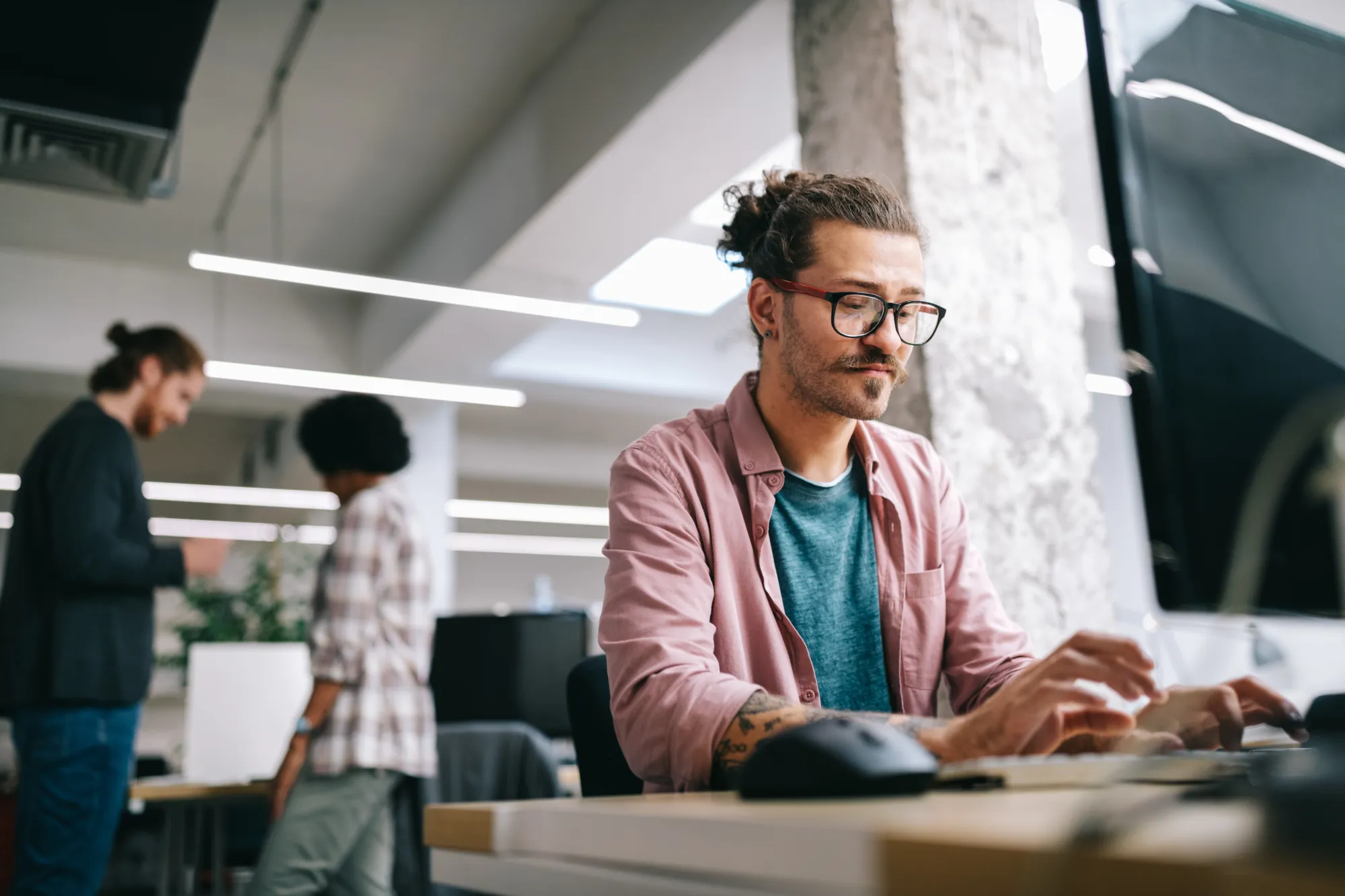 Homme travaillant dans un bureau moderne.
