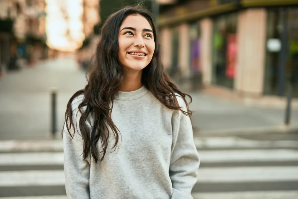 Fille souriante dans la rue