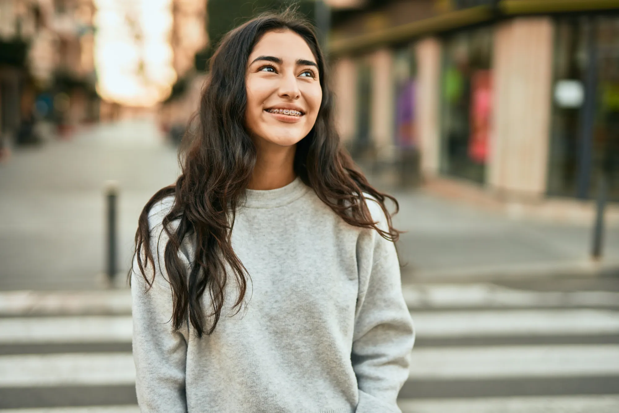 Fille souriante dans la rue