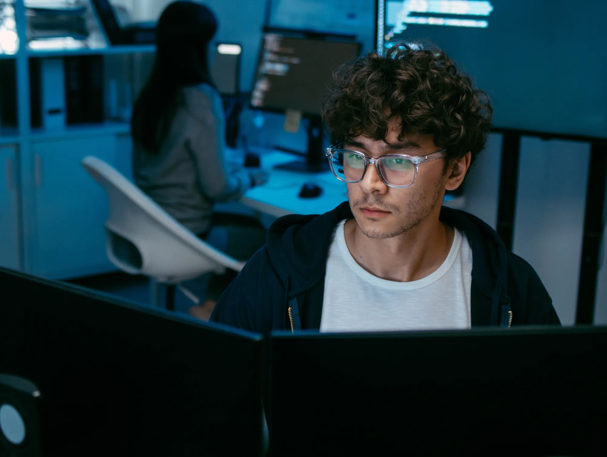 Jeune homme travaillant sur ordinateur.