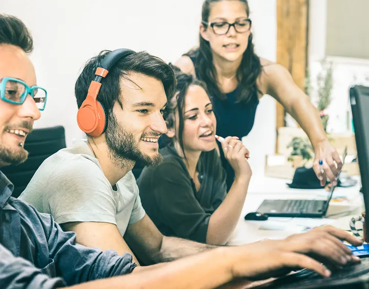 Quatre étudiants collaborant sur un projet.