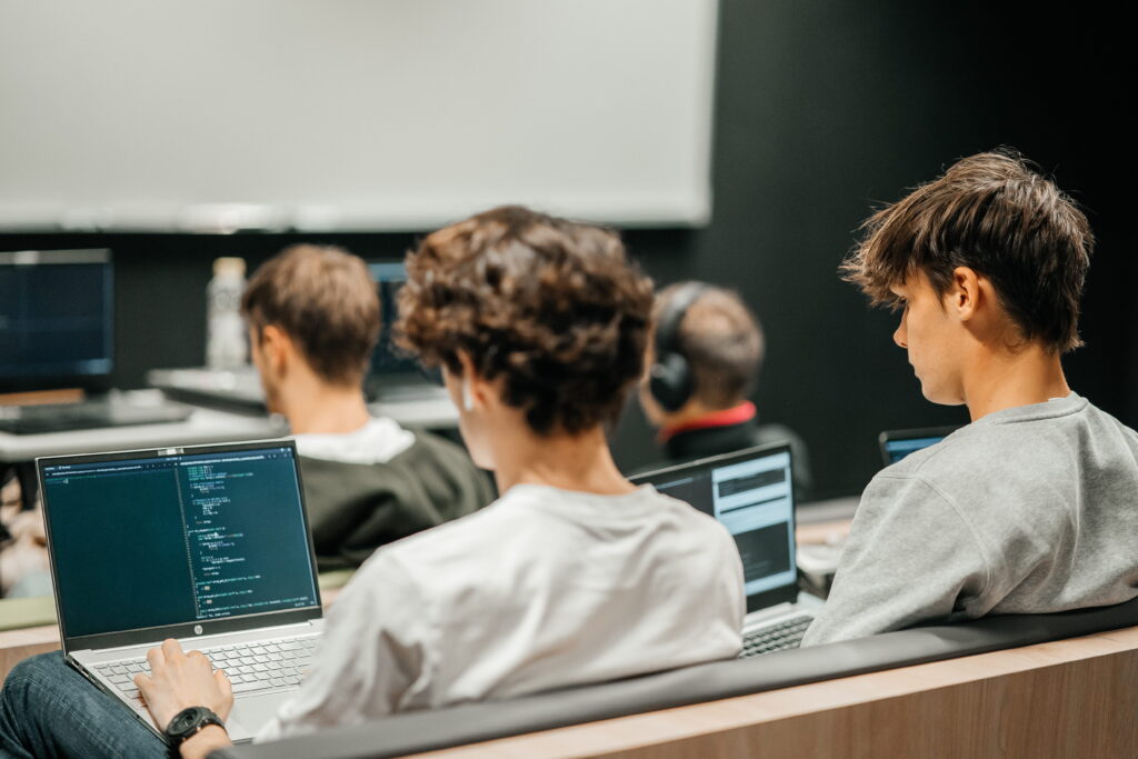 EPITA_Campus_Rennes_locaux_avec-etudiants-2023